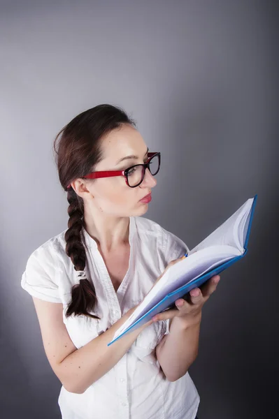 Ung kvinnlig student lär — Stockfoto