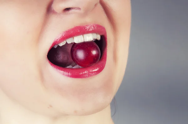 Menina comendo cereja — Fotografia de Stock