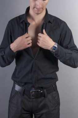 genç işadamı gömlek çeker