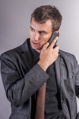 bir cep telefonu kullanarak iş adamı