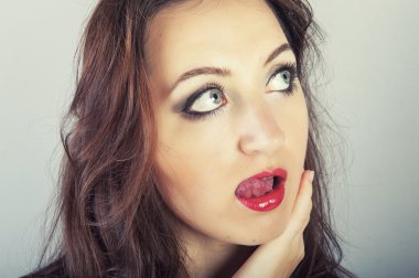 atractive esmer kız gülümseyerek