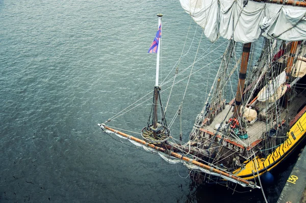 Yacht moored in the harbor — Stock Photo, Image