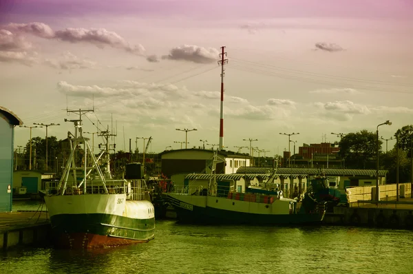 Рыбацкие лодки пришвартованы в гавани — стоковое фото