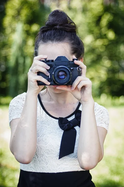 Krásná žena fotograf — Stock fotografie