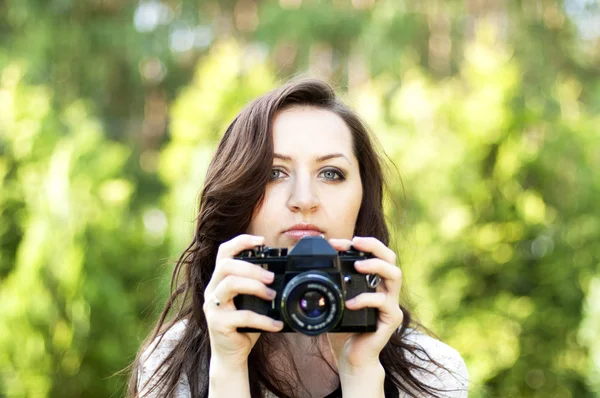 Mulher bonita fotógrafa — Fotografia de Stock