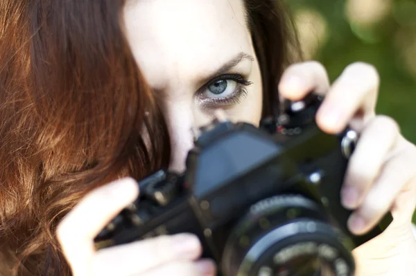 美しい女性のカメラマン — ストック写真