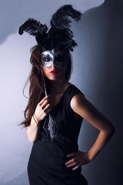 Vacker ung flicka med venetiansk mask — Stockfoto