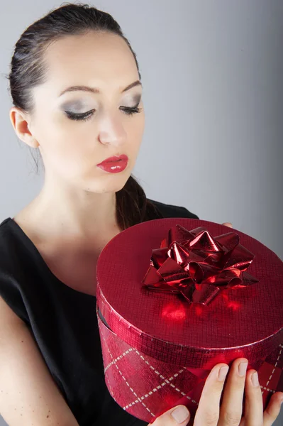 Chica sosteniendo caja de regalo roja — Foto de Stock