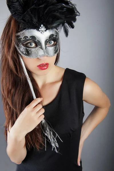 Mooi meisje met Venetiaanse masker — Stockfoto