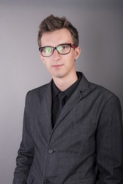 genç yakışıklı işadamı