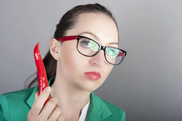 Mujer de negocios sosteniendo chile rojo — Foto de Stock