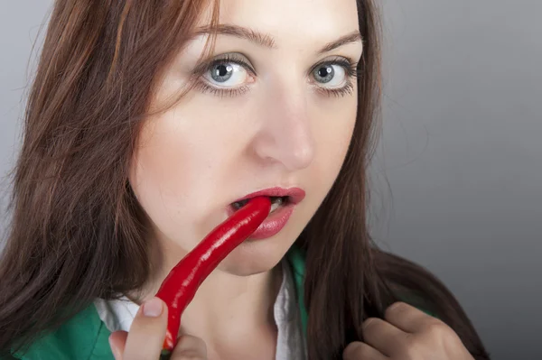Bizneswoman gospodarstwa czerwone chili pieprz — Zdjęcie stockowe