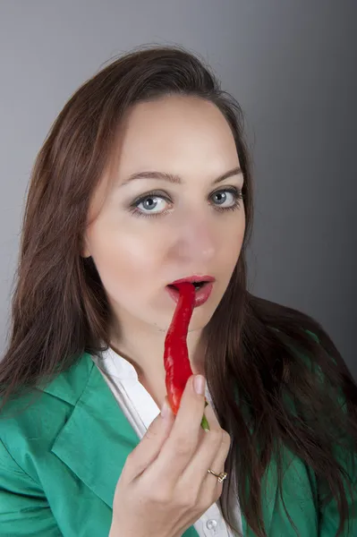 Imprenditrice con peperoncino rosso in mano — Foto Stock