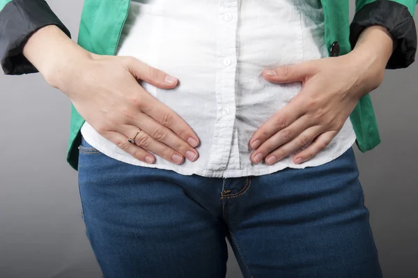 Mujer de negocios con dolores abdominales — Foto de Stock