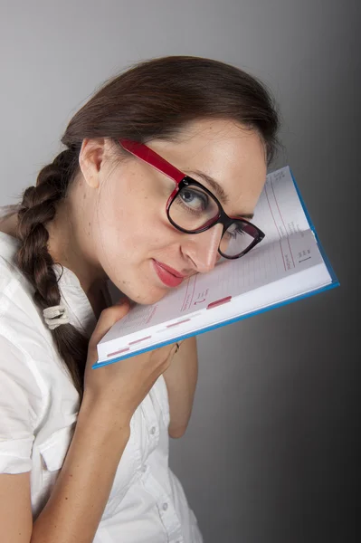 Ung kvinnlig student lär — Stockfoto