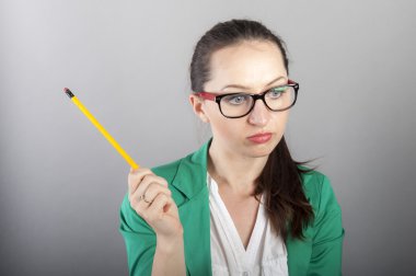 çekici genç iş kadını düşünüyorum