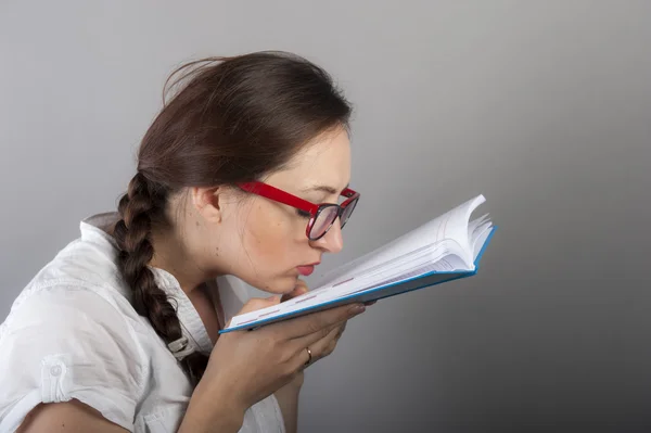 Unge kvinnelige studenter lærer – stockfoto