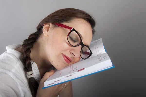 Jonge vrouwelijke student leert — Stockfoto