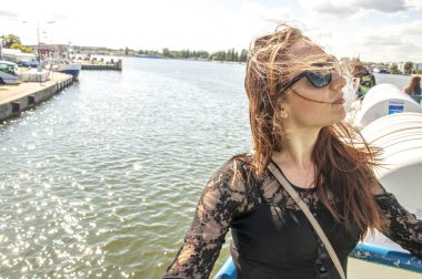 kadın bir seyahat gemisinde