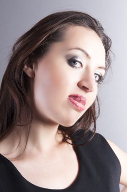 atractive esmer kız gülümseyerek