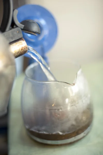 Parzenie herbaty w puli — Zdjęcie stockowe