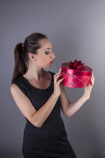 Chica sosteniendo caja de regalo roja — Foto de Stock