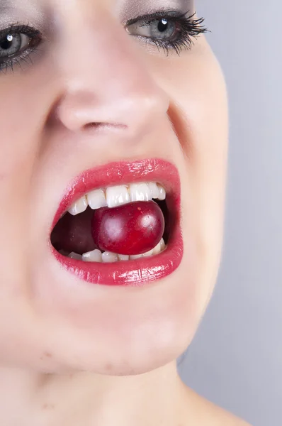 Girl eating cherry — Stock Photo, Image