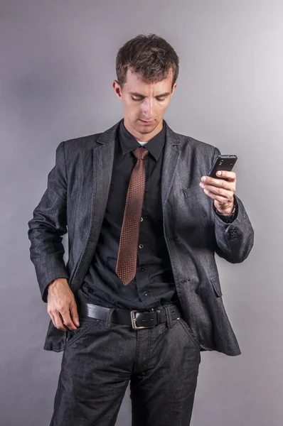 एक मोबाइल फोन का उपयोग करने वाले व्यापारी — स्टॉक फ़ोटो, इमेज