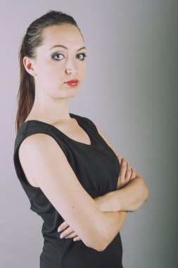 atractive esmer kız gülümseyerek