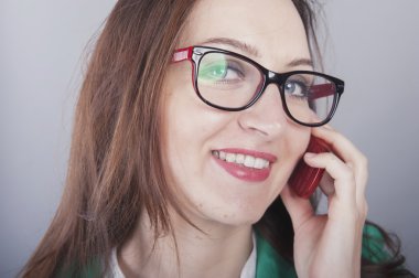 İş kadını telefonda konuşuyor.