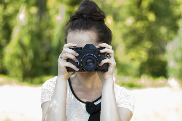 Krásná žena fotograf — Stock fotografie