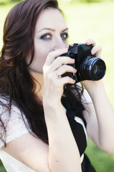 Piękna kobieta fotograf — Zdjęcie stockowe