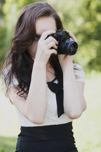 Krásná žena fotograf — Stock fotografie