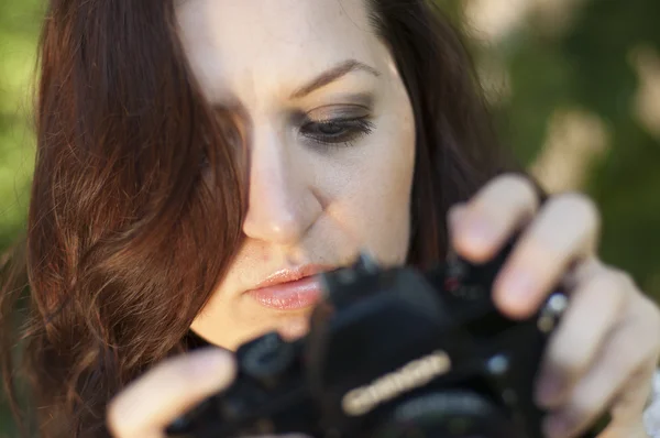 Schöne Fotografin — Stockfoto