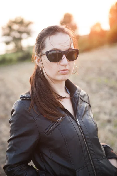 Bella ragazza nel parco al tramonto — Foto Stock