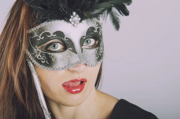 Красивая девушка в венецианской маске — стоковое фото