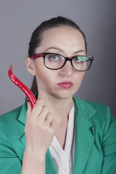 Mujer de negocios sosteniendo chile rojo — Foto de Stock