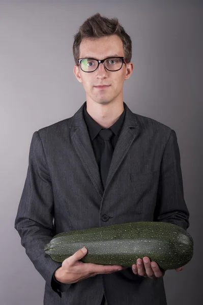 Vegetarischer Gemüsehändler hält die Hand auf — Stockfoto