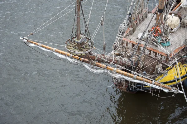 Jacht afgemeerd in de haven — Stockfoto