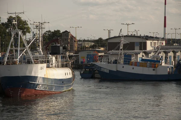 Barcos pesqueros amarrados en el puerto — Foto de Stock