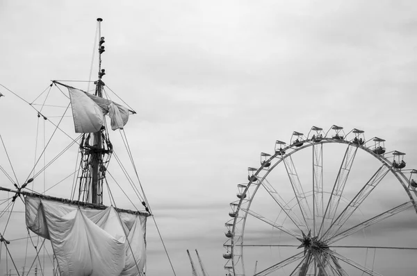 Fiskebåtar förtöjda i hamnen — Stockfoto