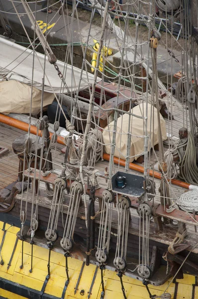 Jacht afgemeerd in de haven — Stockfoto