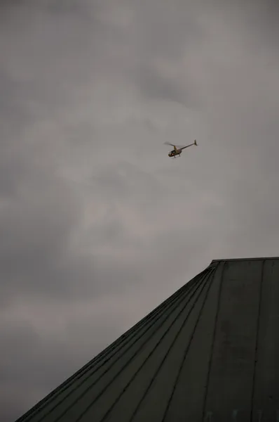 헬기는 건물 파리 — 스톡 사진