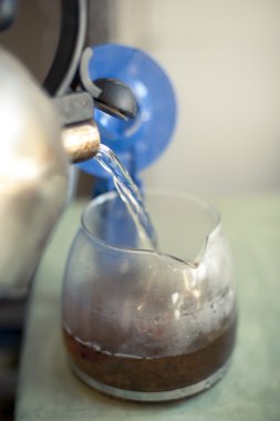 demlikte Çay demlemek