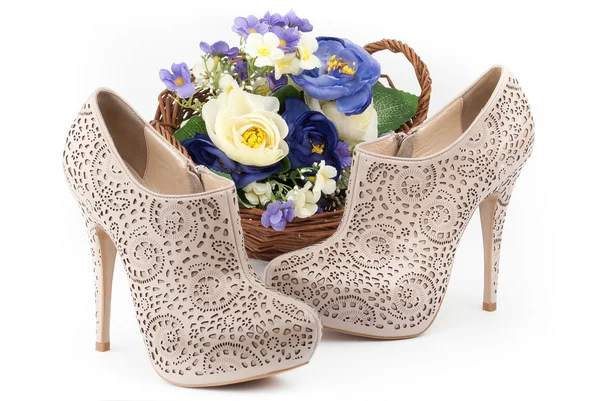 Pair of beige shoes with flowers — Stock Photo, Image