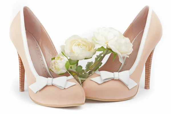 Beige shoes with white flowers — Stock Photo, Image