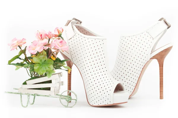 Witte schoenen met roze bloemen — Stockfoto