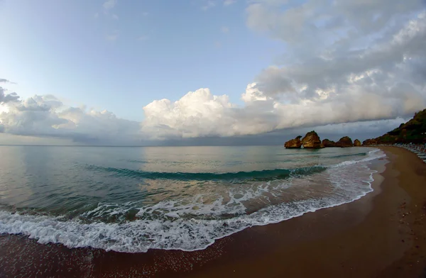 扎金索斯岛在海滩边的岩石 — 图库照片