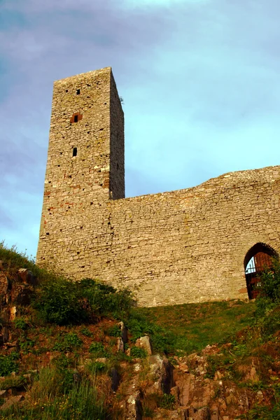 Βαστίλη στο ερειπωμένο μεσαιωνικό κάστρο — Φωτογραφία Αρχείου