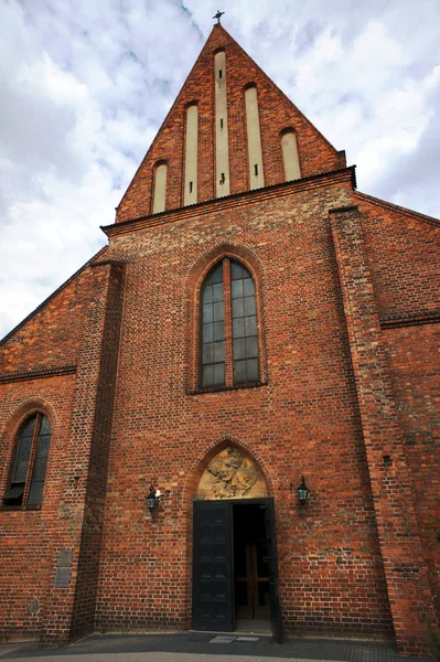 Homlokzati gótikus templom Poznanban — Stock Fotó